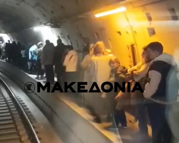 Μετρό Θεσσαλονίκης: Ακινητοποιήθηκε συρμός - Περπάτησαν με τα πόδια στις σήραγγες οι επιβάτες -video