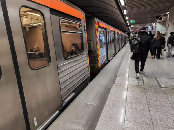 Παραμονή Πρωτοχρονιάς: Πώς θα κινηθούν τα Μέσα Μεταφοράς – Τα τελευταία δρομολόγια για Μετρό, Τραμ, Λεωφορεία, Τρόλεϊ