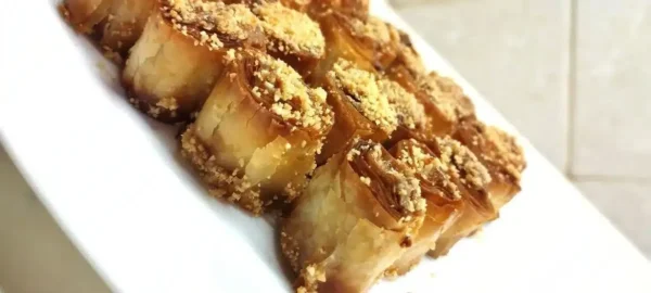 Μπακλαβαδάκια με φουντούκια και πραλίνα..