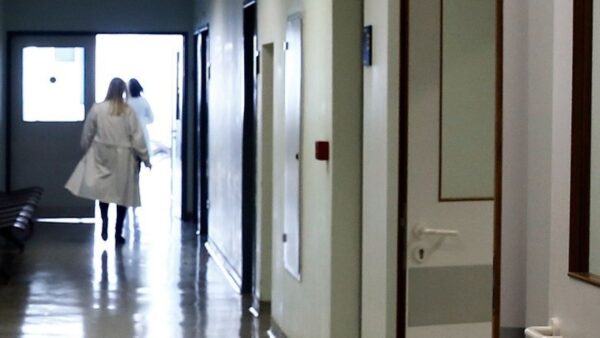 ΕΟΔΥ: 577 νέες εισαγωγές με COVID-19, 6 διασωληνώσεις και 24 θάνατοι την τελευταία εβδομάδα