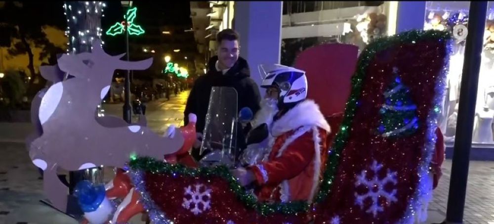 Θεσσαλονίκη: Ντελιβεράς μετέτρεψε το μηχανάκι του σε έλκηθρο – Παραδίδει παραγγελίες ντυμένος Άη Βασίλης