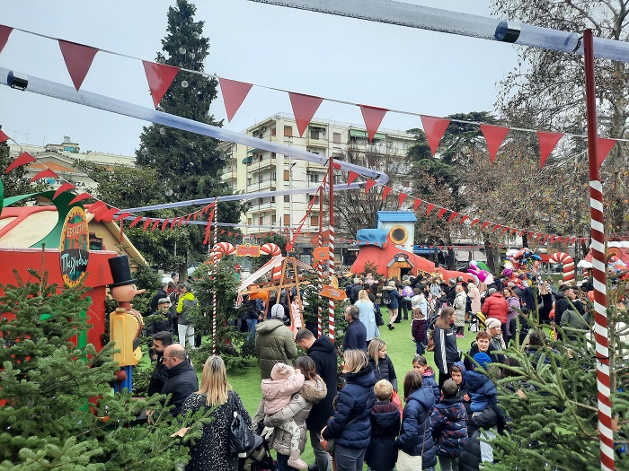 Η φωταγώγηση του Χριστουγεννιάτικου δέντρου της «Πολιτείας των Ευχών»- Ξεκίνησαν οι εορταστικές εκδηλώσεις στις Σέρρες