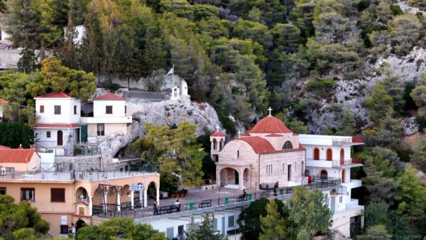 Η θαυματουργή Μονή του Οσίου Παταπίου στο Λουτράκι - video