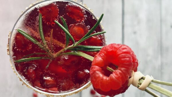 Καλωσόρισε τη νέα χρονιά με cocktail mimosa με ρόδι και φραμπουάζ