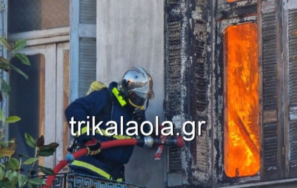 Τρίκαλα: Κάηκε ολοσχερώς μονοκατοικία – Στο δρόμο ηλικιωμένη γυναίκα