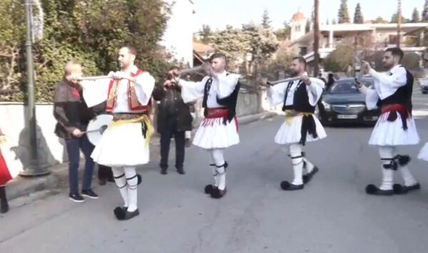 Αναβίωσαν τα Ρουγκάτσια στο Ωραιόκαστρο Θεσσαλονίκης: Φουστανελοφόροι χόρεψαν με σπαθιά στα χέρια υπό τους ήχους παραδοσιακής μουσικής