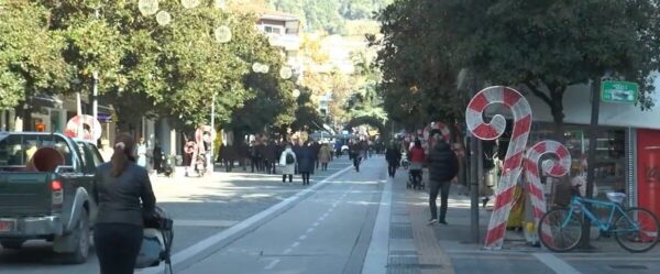 Τα χριστουγεννιάτικά της φοράει η πόλη των Σερρών - video