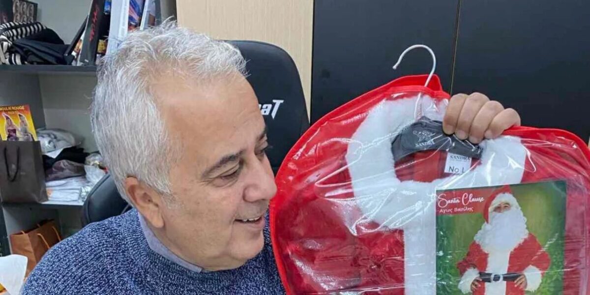 Ο Θεσσαλονικιός που ράβει στολές του Άι Βασίλη για περισσότερα από 35 χρόνια