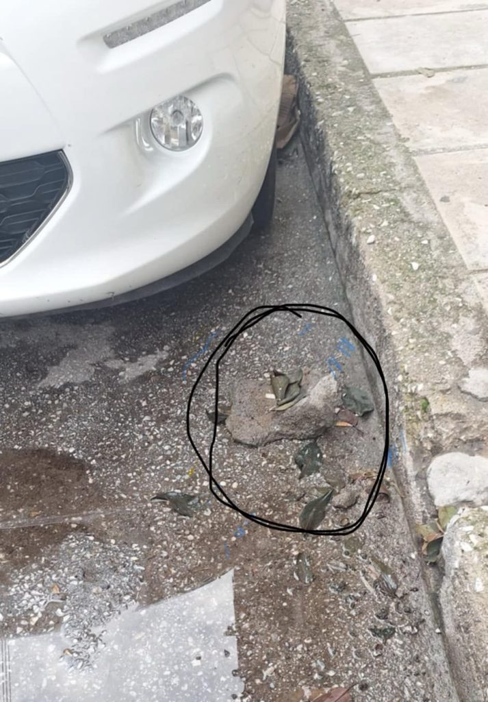 Σέρρες: Γλίτωσε από τύχη το τσιμεντένιο τούβλο στο κεφάλι που κατέληξε στο παρμπριζ αυτοκινήτου - φωτογραφίες