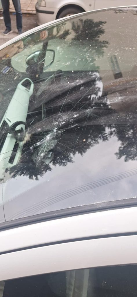 Σέρρες: Γλίτωσε από τύχη το τσιμεντένιο τούβλο στο κεφάλι που κατέληξε στο παρμπριζ αυτοκινήτου - φωτογραφίες