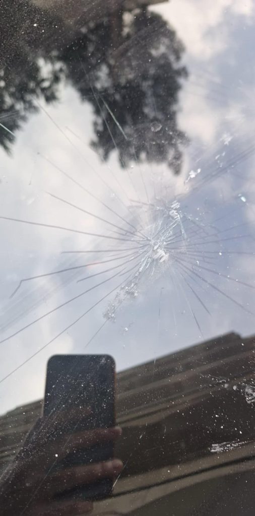 Σέρρες: Γλίτωσε από τύχη το τσιμεντένιο τούβλο στο κεφάλι που κατέληξε στο παρμπριζ αυτοκινήτου - φωτογραφίες