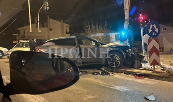 Καβάλα: ΙΧ προσέκρουσε σε κολόνα, 2 άτομα στο Νοσοκομείο-φωτογραφίες