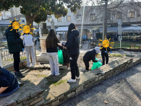 1ο Γυμνάσιο Σερρών: Μαθητές καθάρισαν χώρους στην Πλατεία Ελευθερίας