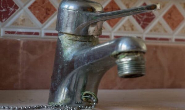 Πώς βγαίνουν εύκολα τα άλατα στον νεροχύτη και την βρύση