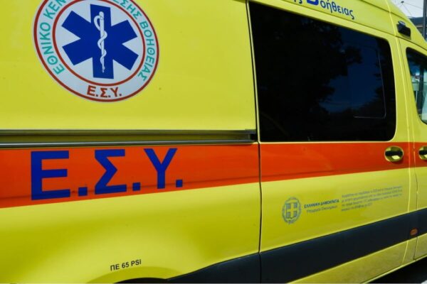 Σοβαρό τροχαίο στην Ολυμπία Οδό: Μπήκε ανάποδα και συγκρούστηκε μετωπικά με άλλα αυτοκίνητα – Τουλάχιστον δύο τραυματίες