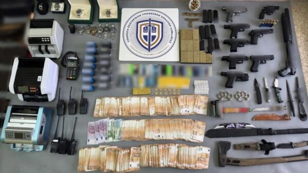 Ανακοίνωση της ΕΛΑΣ για το κύκλωμα προστασίας - Όπλα και χιλιάδες ευρώ