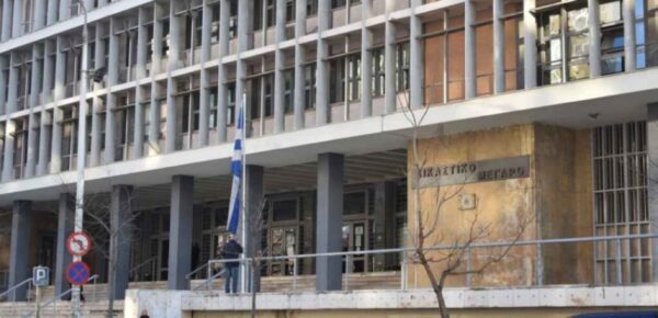 Θεσσαλονίκη: Καταδικάστηκε 50χρονη για τον ξυλοδαρμό του στρατιωτικού συζύγου της - video