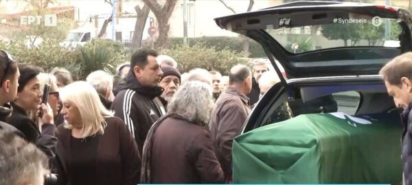 Μίμης Δομάζος: Τελευταία στάση στη Λεωφόρο πριν το ύστατο χαίρε – Σε λαϊκό προσκύνημα η σορός του