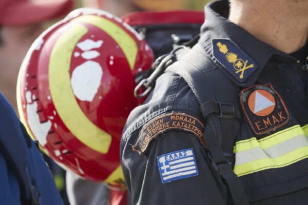 Λιβαδειά: Τρία άτομα εγκλωβίστηκαν σε ξενώνα μέσα στα χιόνια – Επιχείρηση για τον απεγκλωβισμό τους