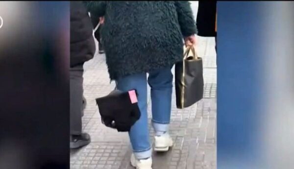 Θεσσαλονικιά έγινε viral επειδή περπατούσε με εσώρουχο κρεμασμένο στο παλτό της - Δείτε βίντεο