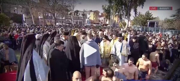 Κωνσταντινούπολη: Oλοκληρώθηκε η ρίψη του Τιμίου Σταυρού στον Κεράτιο Κόλπο - video