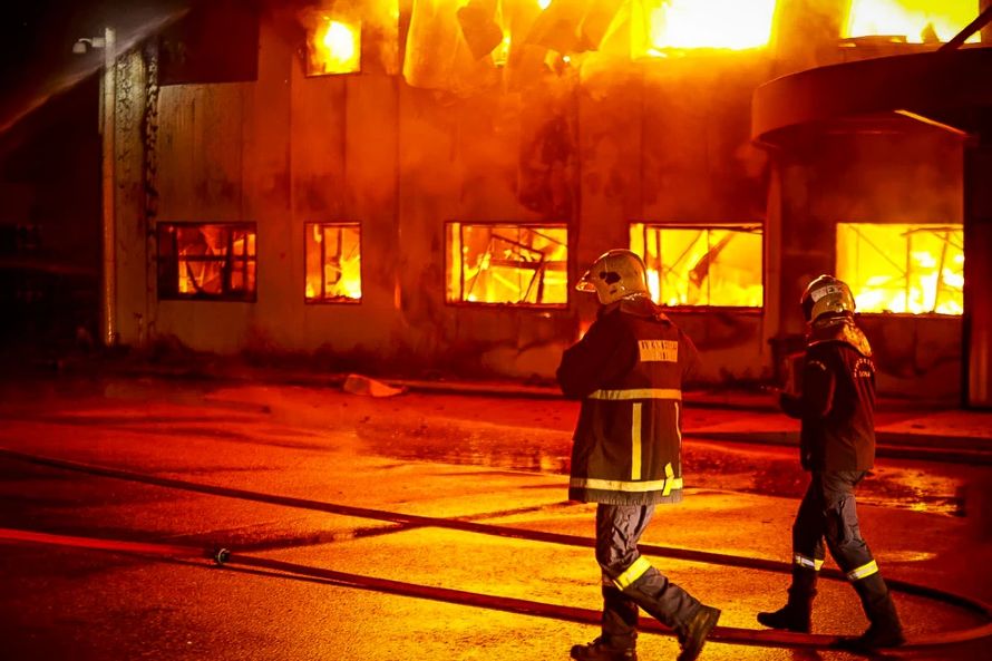 Η ανακοίνωση της «Καραμολέγκος» για τη φωτιά στο εργοστάσιο στο Κορωπί: Ευγνωμοσύνη στο Πυροσβεστικό Σώμα