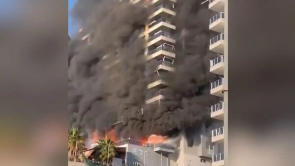 Νέα μεγάλη φωτιά στην Τουρκία: Εγκλωβισμένοι σε φλεγόμενο πολυώροφο κτίριο στην Αττάλεια