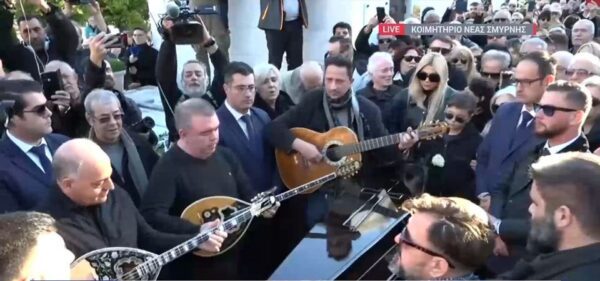 Συγκίνηση στην κηδεία της Καίτης Γκρέυ: Την αποχαιρέτησαν με τα τραγούδια «Το βουνό» και «Tα ξένα χέρια»