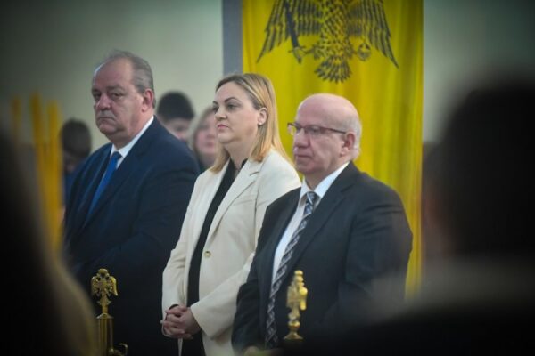 Με ιδιαίτερη λαμπρότητα και κατάνυξη, πραγματοποιήθηκαν οι εκδηλώσεις για τον εορτασμό των Τριών Ιεραρχών στις Σέρρες, τιμώντας τη μνήμη των Αγίων Βασιλείου του Μεγάλου, Ιωάννη του Χρυσοστόμου και Γρηγορίου του Ναζιανζηνού. Το πρωί τελέστηκε Αρχιερατική Θεία Λειτουργία και ακολούθησε μνημόσυνο στον Ιερό Καθεδρικό και Προσκυνηματικό Ναό των Αγίων Θεοδώρων, στη μνήμη των κεκοιμημένων εκπαιδευτικών και μαθητών, ιερουργούντος του Σεβασμιωτάτου Μητροπολίτου Σερρών και Νιγρίτης κ. Θεολόγου. Οι θρησκευτικές εκδηλώσεις τελέστηκαν παρουσία της Δημάρχου Σερρών κ. Βαρβάρας Μητλιάγκα, του Αντιδημάρχου Παιδείας κ. Παναγιώτη Κεΐσογλου, της Εντεταλμένης Δημοτικής Συμβούλου Εθελοντισμού κ. Χρυσάνθης Παλάζη, των Διευθυντών Α/θμιας και Β/θμιας Εκπαίδευσης Σερρών, εκπαιδευτικών, μαθητριών και μαθητών. Η Δήμαρχος, σε δήλωσή της, τόνισε: «Σήμερα τιμούμε τους Τρεις Ιεράρχες, τους προστάτες των γραμμάτων, των τεχνών και της παιδείας. Οι Τρεις Ιεράρχες αποτελούν για εμάς και την εκπαιδευτική κοινότητα “φάρο” φωτεινό και πνευματικό. Ευχόμαστε από καρδιάς καλή δύναμη σε όλους τους εκπαιδευτικούς και καλή πρόοδο στις μαθήτριες και στους μαθητές. Ως Δημοτική Αρχή οφείλουμε και διεκδικούμε περισσότερες χρηματοδοτήσεις, για ασφαλή και λειτουργικά σχολεία, προς όφελος των μαθητών και εκπαιδευτικών».