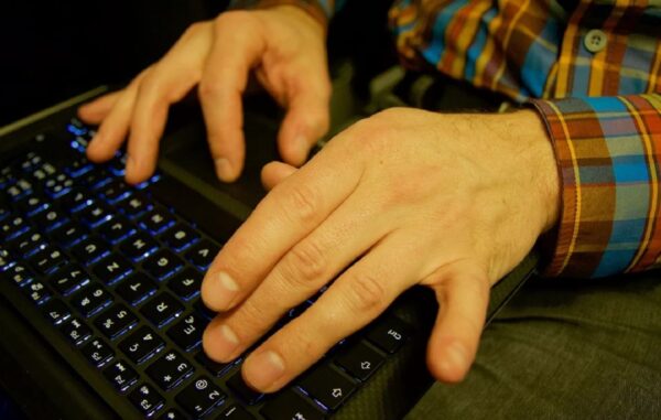 Συνελήφθη Συνταγματάρχης με χιλιάδες αρχεία παιδικής πορνογραφίας – Είχε βίντεο ακόμα και με παιδιά κάτω από 10 ετών