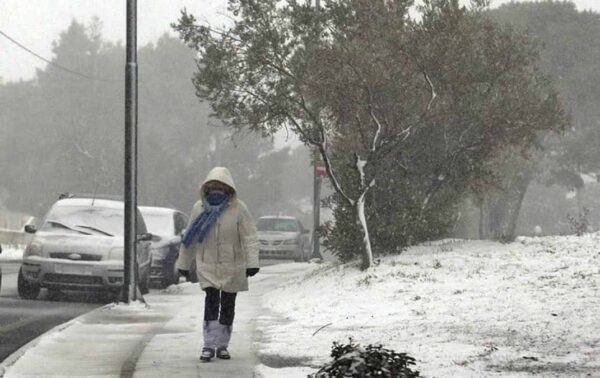 “Βαλκανικός χιονιάς” φέρνει χιόνια και τσουχτερό κρύο: Χιονοπτώσεις σε πόλεις της Μακεδονίας