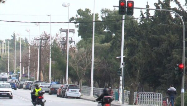 Θεσσαλονίκη: Οδηγοί αγνοούν επιδεικτικά τον ΚΟΚ - video