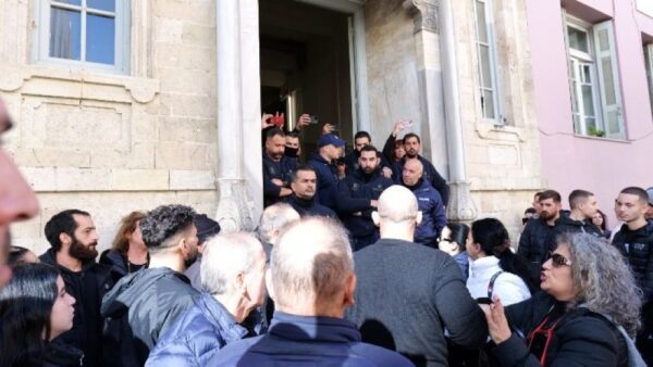 Προσωρινά κρατούμενοι η 26χρονη και ο 44χρονος, για την απόπειρα ανθρωποκτονίας κατά του 3χρονου αγοριού