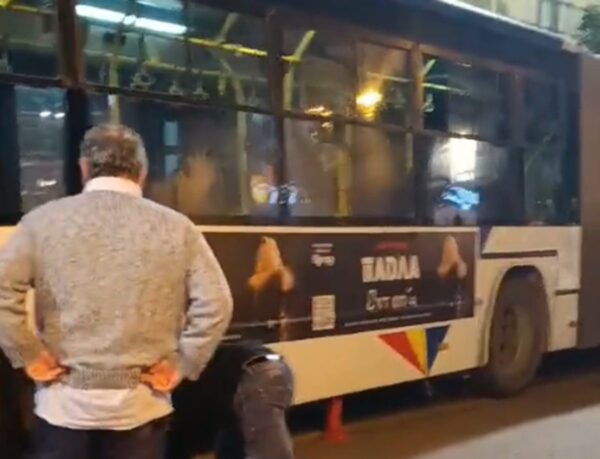 Θεσσαλονίκη: Λεωφορείο “κόλλησε” στα πασαλάκια της Μητροπόλεως και δημιούργησε κυκλοφοριακό χάος