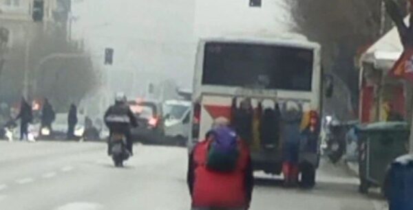 Θεσσαλονίκη: Νεαροί κρεμάστηκαν πίσω από λεωφορείο - Δείτε video