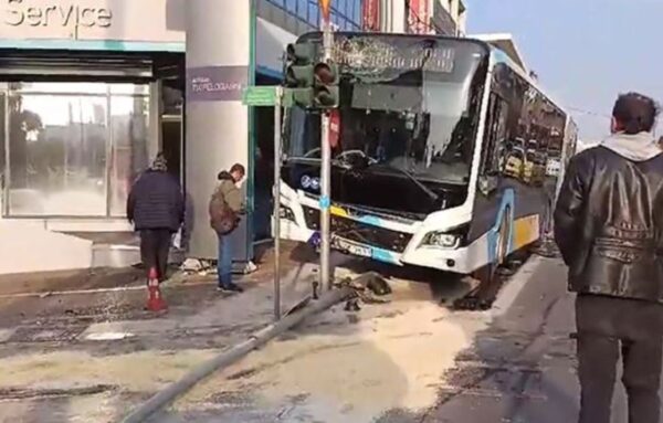 Αθήνα: “Πετάχτηκε κάποιος και για να μην τον σκοτώσω το έριξα έξω”, λέει ο οδηγός του λεωφορείου για το τροχαίο στη Μεσογείων