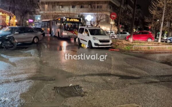 Θεσσαλονίκη: Λεωφορείο του ΟΑΣΘ φράκαρε από παράνομα παρκαρισμένο όχημα (φωτο)