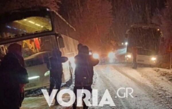 Νάουσα: Επιχείρηση απεγκλωβισμού από τα 3-5 Πηγάδια – Κόλλησαν στο χιόνι τουριστικά λεωφορεία