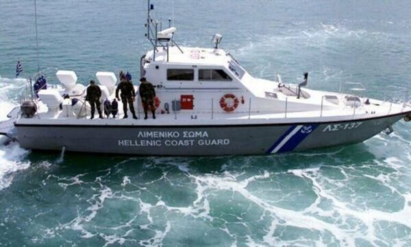 Λέρος: Εντοπίστηκε λέμβος με 18 ανθρώπους – Στη διαφυγή του ο διακινητής πέταξε ανήλικο στη θάλασσα