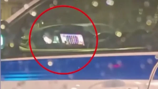 Απίστευτο: Αστυνομικός παίζει «φρουτάκια» εν ώρα περιπολίας