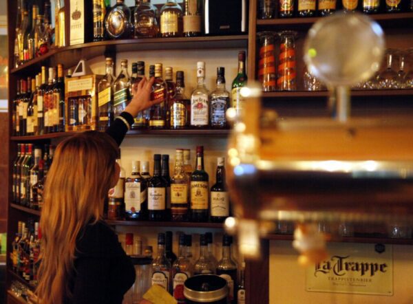 Νόμος θα απαγορεύει την πώληση αλκοόλ και τσιγάρων σε ανήλικους – Υποχρεωμένος ο πωλητής να ζητά ταυτότητα