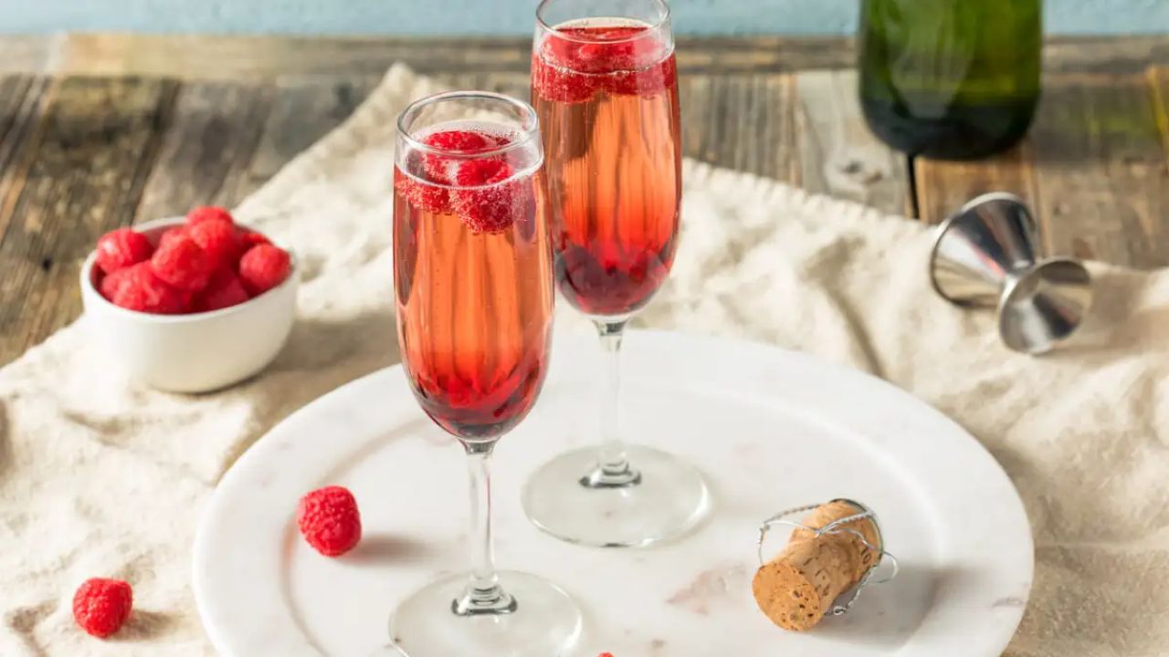 ποτά Kir Royal: Το πολυτελές ποτό με δύο υλικά που είναι τέλειο για γιορτές