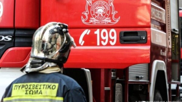 Πυρκαγιά σε εγκαταλελειμμένο κτίριο στα Εξάρχεια - Διακοπή κυκλοφορίας στην οδό Ιπποκράτους