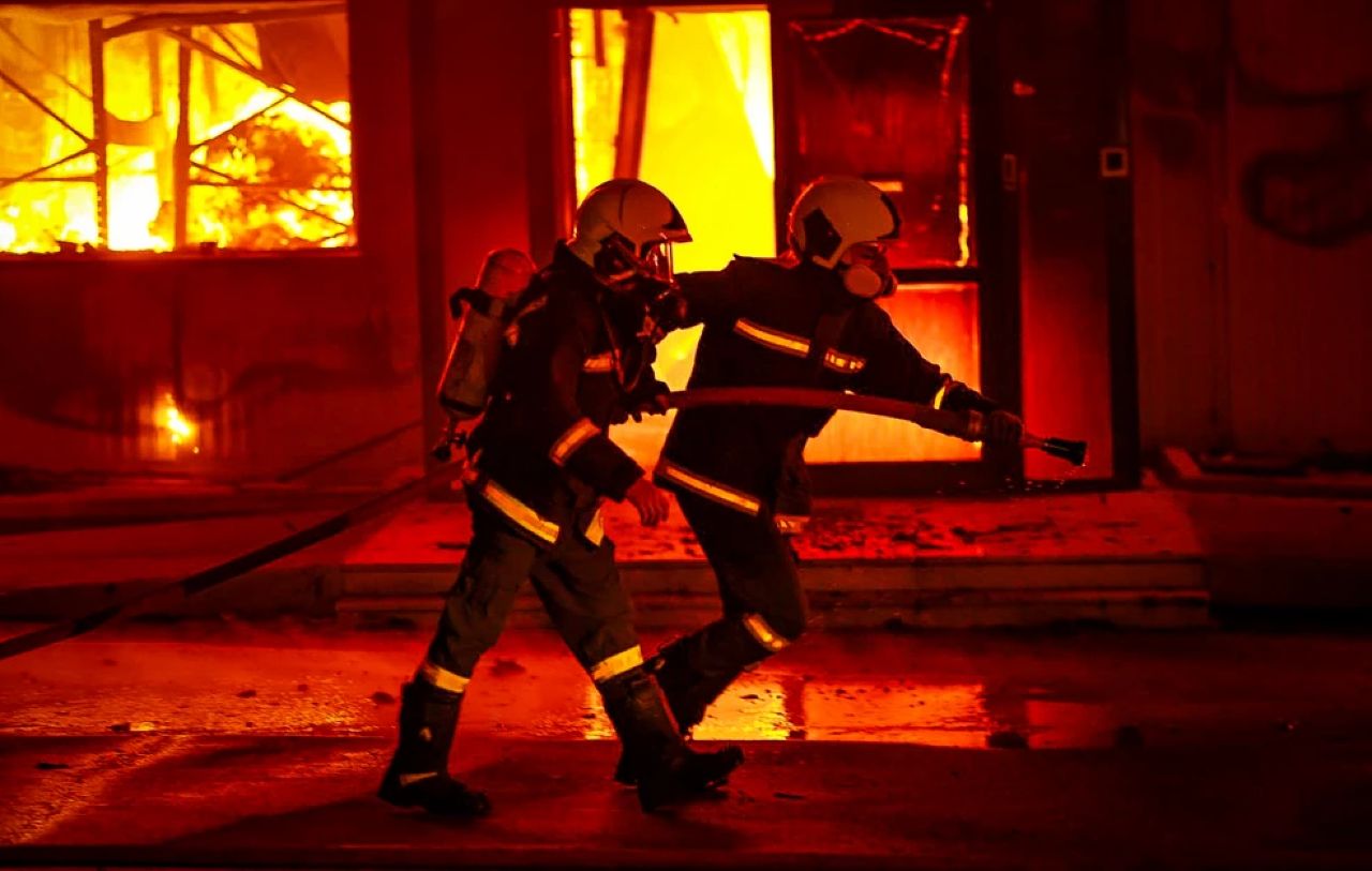 Η ανακοίνωση της «Καραμολέγκος» για τη φωτιά στο εργοστάσιο στο Κορωπί: Ευγνωμοσύνη στο Πυροσβεστικό Σώμα