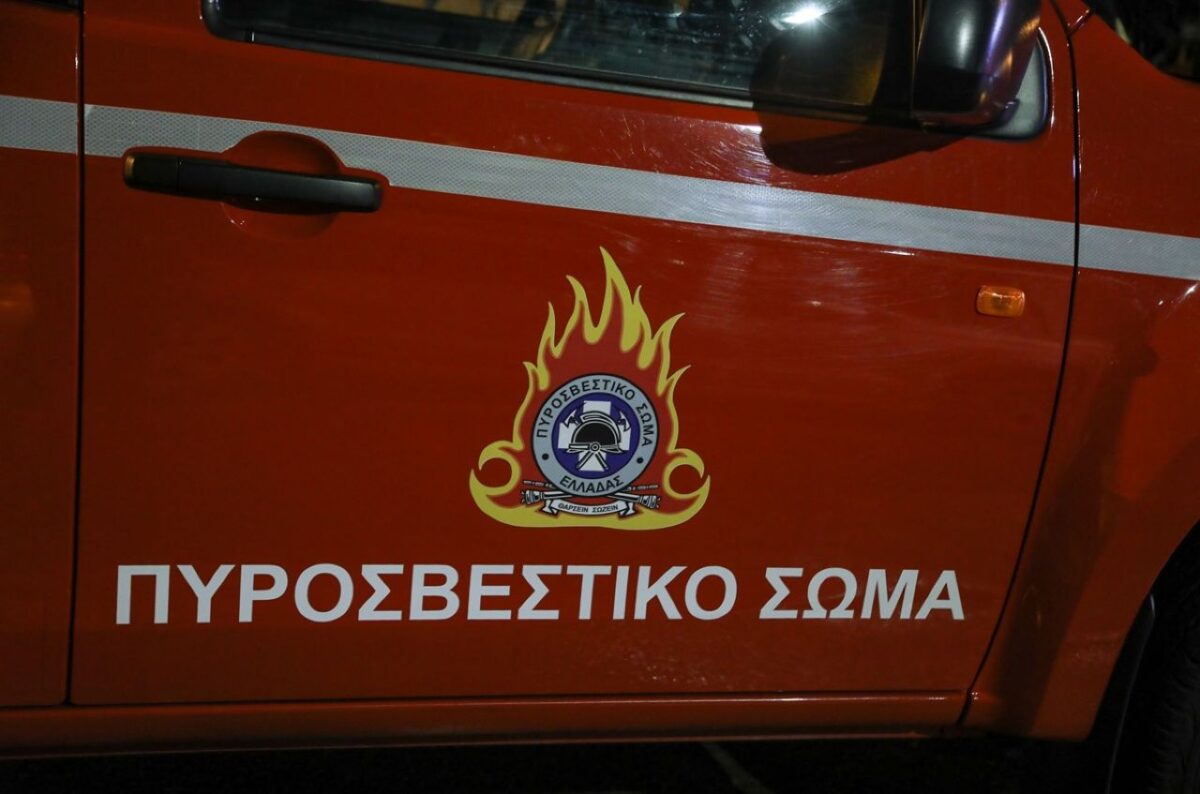 ΤΩΡΑ στη Θεσσαλονίκη: Μεγάλη φωτιά σε μονοκατοικία – Ισχυρές δυνάμεις της Πυροσβεστικής στο σημείο