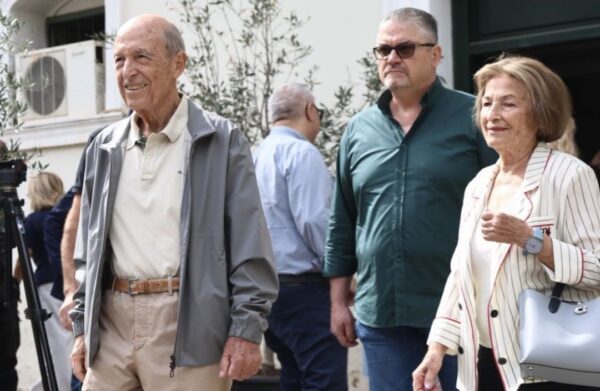 Κώστας Σημίτης: Η σχέση ζωής με τη Δάφνη Σημίτη – Η γνωριμία τους, τα χρόνια στο Λονδίνο και οι δύο κόρες τους
