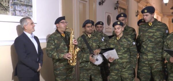 Τα Πρωτοχρονιάτικα κάλαντα από τη μπάντα του στρατού και τη Φιλαρμονική του δήμου Σερρών - video