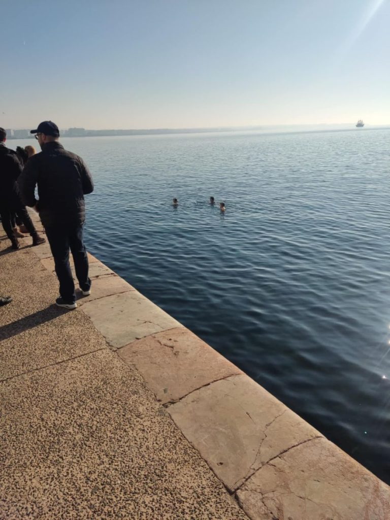 Φοιτήτριες βούτηξαν στον Θερμαϊκό κόλπο για το πρώτο μπάνιο του 2025