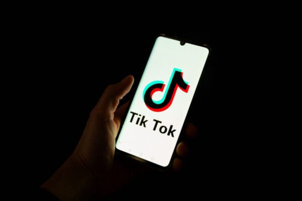 Μάστιγα τα challenges του TikTok – Οδηγούν τους ανήλικους σε ακραίες καταστάσεις
