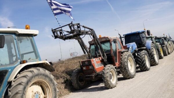 Στον κόμβο Μαλγάρων βγήκαν με τα τρακτέρ τους αγρότες της περιοχής